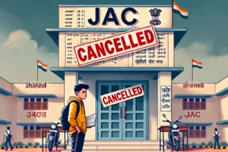JAC बोर्ड 14 फरवरी परीक्षा रद्द - परीक्षा केंद्र के बाहर 'CANCELLED' बोर्ड के साथ खड़ा निराश छात्र।