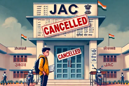 JAC बोर्ड 14 फरवरी परीक्षा रद्द - परीक्षा केंद्र के बाहर 'CANCELLED' बोर्ड के साथ खड़ा निराश छात्र।