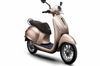 Bajaj Chetak EV, एक प्रीमियम इलेक्ट्रिक स्कूटर, जिसमें ऑल-मेटल बॉडी, एलईडी हेडलाइट्स, डिजिटल डिस्प्ले, और 108Km की शानदार रेंज है।