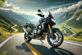 Honda CB500X एडवेंचर टूरिंग बाइक, दमदार 471cc इंजन और प्रीमियम फीचर्स के साथ खूबसूरत पहाड़ी सड़क पर खड़ी, लॉन्ग-डिस्टेंस और ऑफ-रोड राइडिंग के लिए परफेक्ट डिजाइन और हाई-टेक स्पेसिफिकेशंस के साथ।