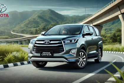 Toyota Innova Crysta एक खूबसूरत प्राकृतिक स्थान पर खड़ी है, जिसमें प्रीमियम डिज़ाइन, एलईडी हेडलाइट्स और दमदार फ्रंट ग्रिल दिख रही है। बैकग्राउंड में हरी-भरी पहाड़ियां और साफ नीला आसमान नजर आ रहा है, जो इस लग्जरी MUV के एडवेंचरस और कम्फर्टेबल सफर को दर्शाता है।