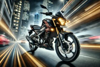 नई Bajaj Pulsar 125 स्पोर्टी और दमदार डिज़ाइन के साथ, LED DRLs, मस्कुलर फ्यूल टैंक, डिजिटल-एनालॉग इंस्ट्रूमेंट क्लस्टर और फ्रंट डिस्क ब्रेक से लैस है। इसे एक डायनामिक अर्बन बैकड्रॉप में दिखाया गया है, जो इसकी स्पीड, परफॉर्मेंस और स्टाइलिश लुक को उभारता है।