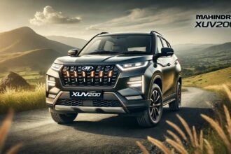Mahindra XUV200 दमदार डिजाइन और LED हेडलाइट्स के साथ, पहाड़ों की खूबसूरत सड़क पर खड़ी।