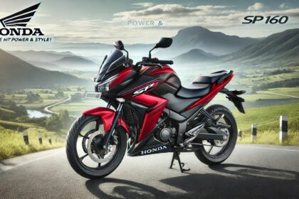 नई Honda SP 160 बाइक रेड और ब्लैक कलर स्कीम में, एक ओपन रोड पर खड़ी है। बाइक का अग्रेसिव डिजाइन, LED हेडलाइट्स, मस्कुलर फ्यूल टैंक और अलॉय व्हील्स इसे स्पोर्टी लुक देते हैं। बैकग्राउंड में पहाड़ और साफ नीला आसमान दिख रहा है।