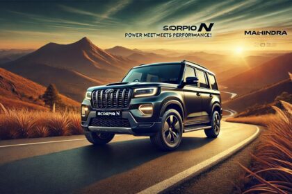 2025 Mahindra Scorpio N, एक दमदार SUV, ब्लैक मेटालिक फिनिश में पहाड़ी रास्ते पर खड़ी है। LED हेडलाइट्स, मस्कुलर ग्रिल और मजबूत अलॉय व्हील्स के साथ एक पावरफुल और प्रीमियम लुक।