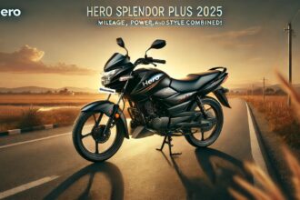 2025 Hero Splendor Plus, एक स्टाइलिश और फ्यूल-इफिशिएंट कम्यूटर बाइक, ओपन रोड पर पार्क की गई है। ब्लैक ग्लॉसी फिनिश, एलॉय व्हील्स, डिजिटल-एनालॉग मीटर और BS6 इंजन के साथ शानदार डिज़ाइन।