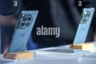 OnePlus Premium Look 5G स्मार्टफोन – दमदार परफॉर्मेंस, प्रीमियम डिज़ाइन और अत्याधुनिक तकनीक के साथ।