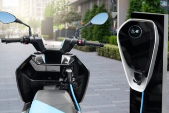 Honda Activa CNG स्कूटर का आकर्षक और आधुनिक डिज़ाइन, LED हेडलाइट्स, डिजिटल डिस्प्ले और दमदार माइलेज के साथ।