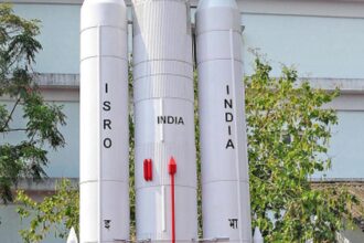 ISRO VSSC भर्ती 2025 की डिजिटल जानकारी जिसमें असिस्टेंट, ड्राइवर, फायरमैन और कुक के 16 पदों के लिए आवेदन तिथि, पात्रता और चयन प्रक्रिया दर्शाई गई है।