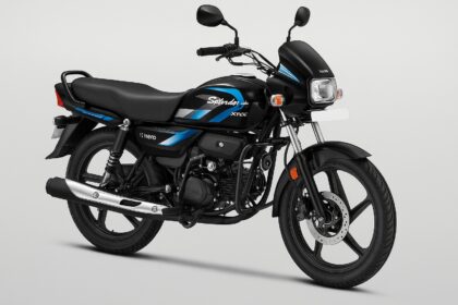 लैंडस्केप इमेज में Hero Splendor Plus XTEC Disc मोटरसाइकिल प्रोफ़ाइल व्यू में, नीचे डिस्क ब्रेक और आधुनिक एक्सटेक डिज़ाइन दिख रहा है