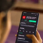 मोबाइल रिचार्ज और बिल पेमेंट सेंटर में ग्राहक सेवा लेते हुए व्यक्ति