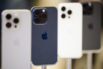 iPhone 17 सीरीज़ हिंदी इन्फोग्राफिक जिसमें iPhone 17, 17 Pro और 17 Pro Max की भारत, दुबई और अमेरिका में कीमतें और मुख्य फीचर्स दर्शाए गए हैं