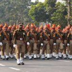 UPSC CDS II 2025 परीक्षा आवेदन की जानकारी देते युवा उम्मीदवार