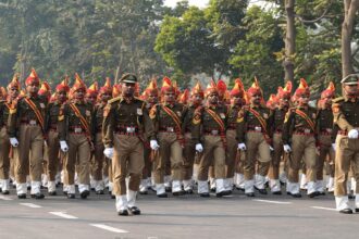 UPSC CDS II 2025 परीक्षा आवेदन की जानकारी देते युवा उम्मीदवार