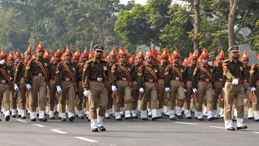 UPSC CDS II 2025 परीक्षा आवेदन की जानकारी देते युवा उम्मीदवार
