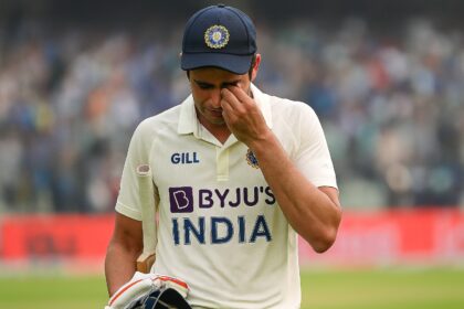 शुबमन गिल भावुक होते हुए मैदान से बाहर आते हुए, 147 रन की पारी के बाद