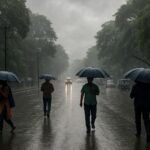 रांची में बारिश के दौरान भीगी सड़कों और छाता लिए चलते लोगों का दृश्य