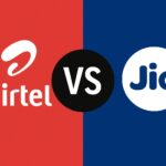 Airtel और Jio की तुलना करता हुआ एक डिजिटल ग्राफिक, जिसमें Airtel के लिए लाल और Jio के लिए नीला बैकग्राउंड है, बीच में "VS" चिह्न।
