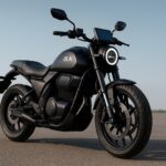 Ola Electric की नई मैट ब्लैक इलेक्ट्रिक बाइक, ओपन ग्राउंड पर खड़ी हुई