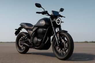 Ola Electric की नई मैट ब्लैक इलेक्ट्रिक बाइक, ओपन ग्राउंड पर खड़ी हुई