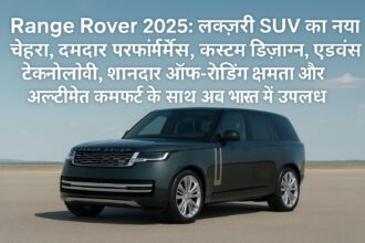 2025 Range Rover SUV, डार्क ग्रीन मेटैलिक फिनिश में, साफ नीले आसमान के नीचे खड़ी हुई, जिसमें उसकी लक्ज़री डिज़ाइन, LED हेडलाइट्स और बोल्ड ग्रिल को दिखाया गया है।