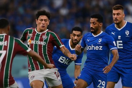 Fluminense और Al Hilal के खिलाड़ियों के बीच क्लब वर्ल्ड कप 2025 मुकाबले की लाइव एक्शन तस्वीर